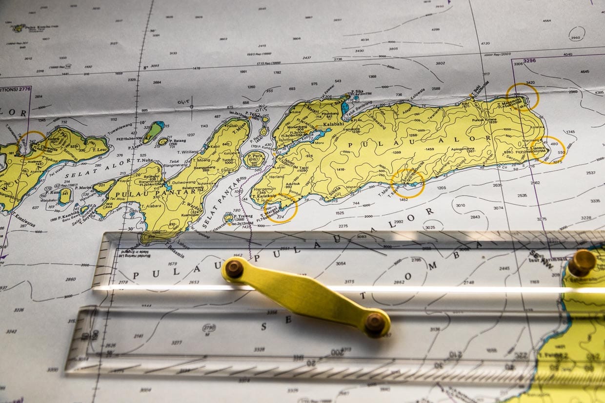 Seekarten aus Papier haben auf der True North nicht ausgedient, denn alle sicherheitsrelevanten Systeme sind mehrfach vorhanden. Der Kurs wird dennoch traditionell mit Bleistift und Lineal eingetragen / © Foto: Georg Berg