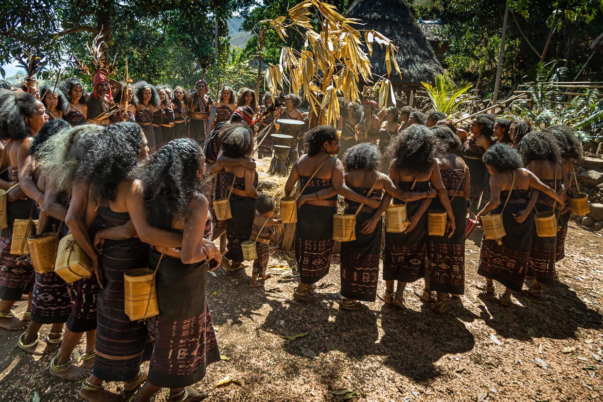Musik und Tanz spielt eine wichtige Rollen im Zusammenleben aud der indonesischen Insel Flores. Der eigene Betelbehälter ist immer dabei / © Foto: Georg Berg