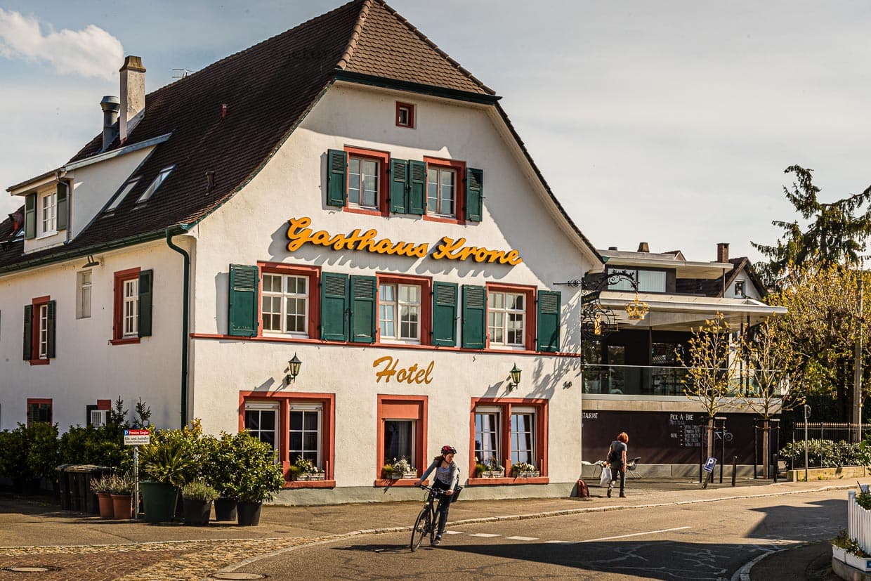Das historische Gasthaus Krone steht weiter im Vordergrund, der Neubau aus Sichtbeton, Stahl und Glas, entworfen von Architekt Osman Askari, der ehemals für Herzog & de Meuron tätig war, hält sich im Hintergrund. Diese Rollenverteilung war Hotelchefin Sonja Hechler wichtig / © Foto: Georg Berg