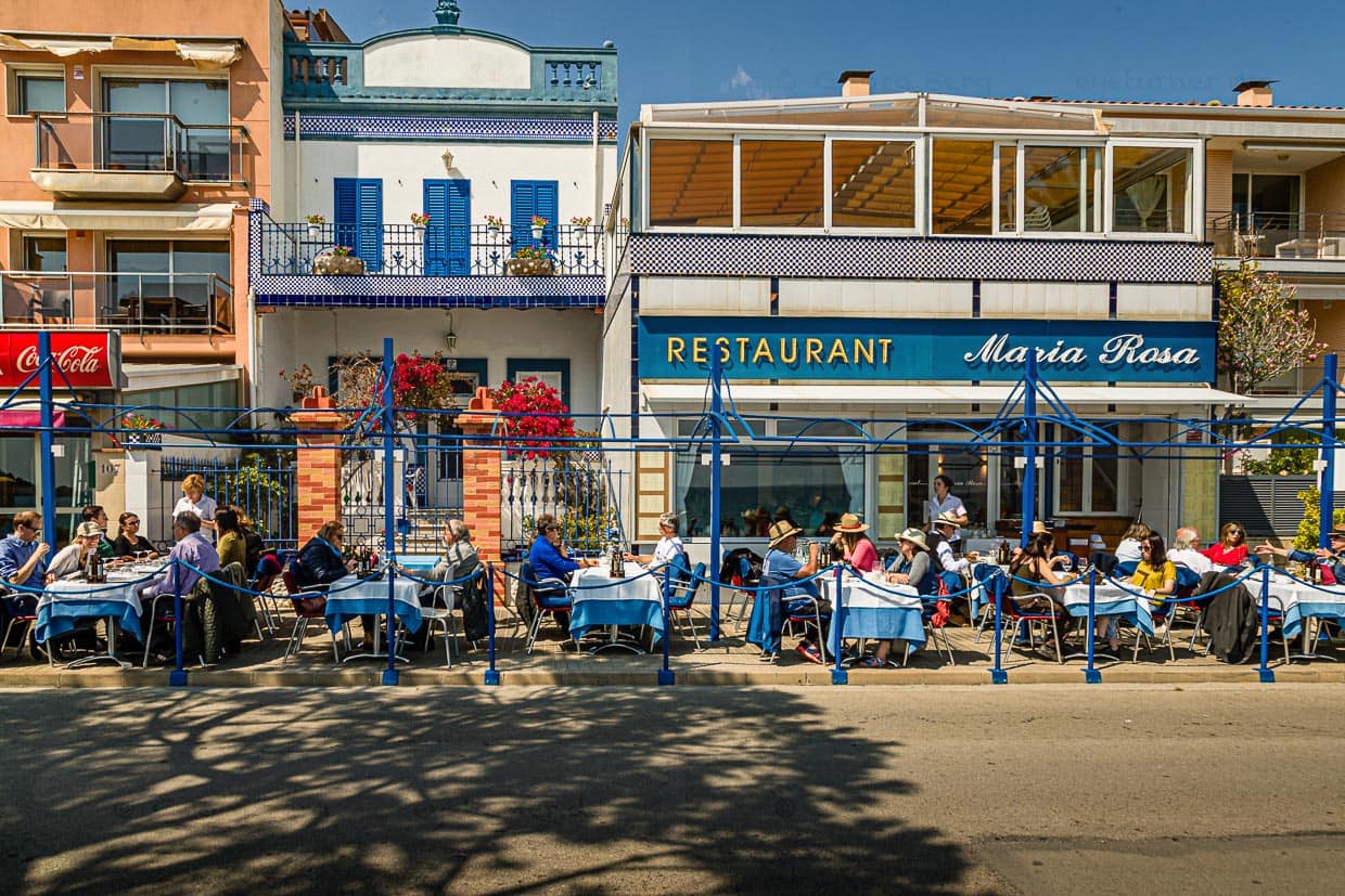 In vielen kleinen Küstenorten entlang der Costa Brava kann man besten Fisch und Meeresfrüchte essen. Zum Beispiel bei Maria Rosa in St. Feliu de Guixols / © Foto: Georg Berg