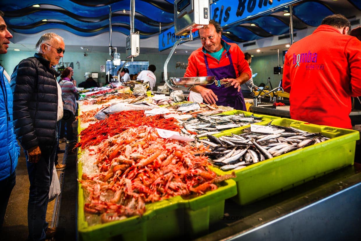 Katalanische Fischauktion in Palamós. Mit direktem Zugang zur Fischauktionshalle bietet der Fischmarkt von Palamós den frischesten Fisch den ein Fischer nur fangen kann / © Foto: Georg Berg