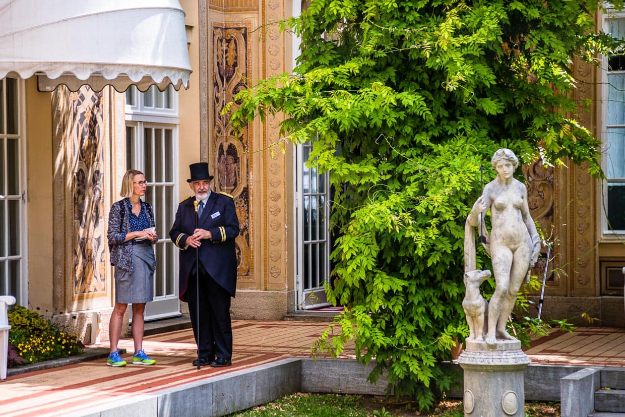 Bei einer Stadtführung durch Bad Kissingen mit dem Grand Portier erfährt man viele historische Fakten. Im schönen Schmuckhof beginnt Udo Dickhage seine Tour und erzählt FrontRowSociety Redakteurin Angela Berg u.a. dass Theodor Fontane erstmals 1866 in der Rolle eines Kriegsberichterstatters nach Bad Kissingen kam / © Foto: Georg Berg