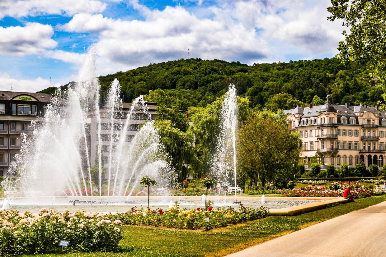 Der Rosengarten mit Wasserspiel im Zentrum von Bad Kissingen. Die Gärten und Parks sind prägend für das Stadtbild einer Kurstadt. Bad Kissingen kommt auf 110 km Promenaden- und Wanderwege. Direkt am Rosengarten ereignete sich 1874 das Attentat auf Otto von Bismarck, durch das er schlagartig in ganz Europa bekannt wurde / © Foto: Georg Berg