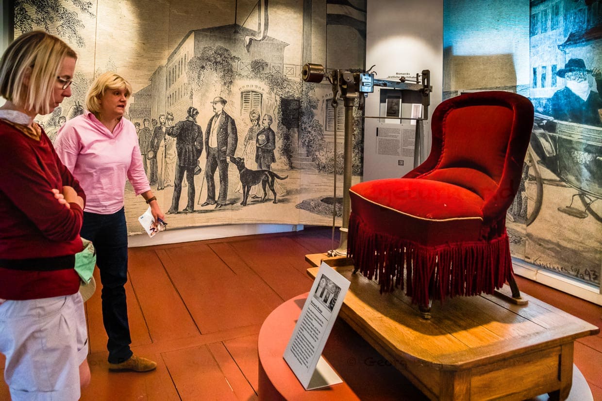 “Eure Durchlaucht, nehmen Sie bitte Platz” könnte es geheißen haben, wenn Fürst Otto von Bismarck auf dem Wiege-Sessel seine Pfunde zählen ließ. Die sogenannte Bismarck-Waage steht noch heute in der original erhaltenen Bismarck-Wohnung im Museum Obere Saline in Bad Kissingen / © Foto: Georg Berg