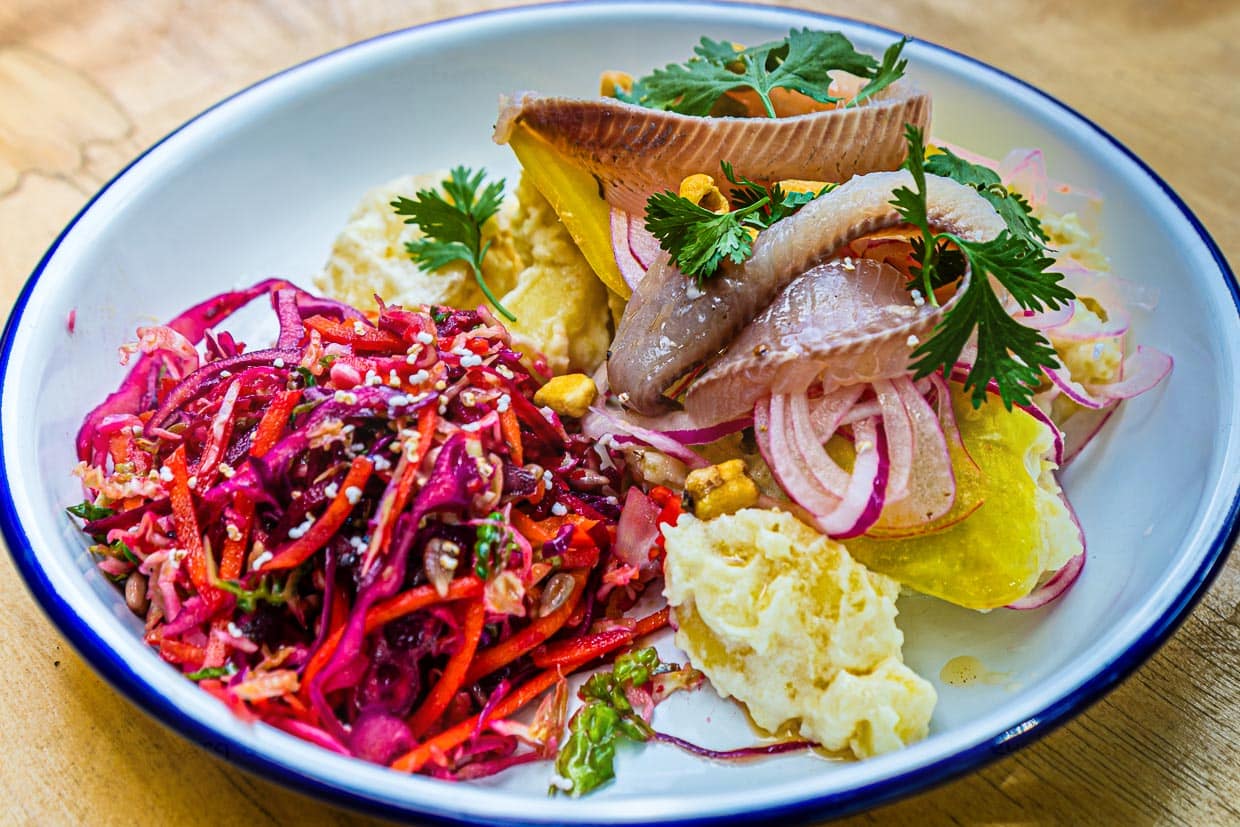 Ein Gericht von sechsen. Ceviche St. Heinrich, ein Kartoffelsalat mit Wasabi-Joghurt-Dressing, Fisch aus dem Starnberger See, marinierte Beeten, frittierter Mais, Zwiebeln und Tigermilch / © Foto: Georg Berg