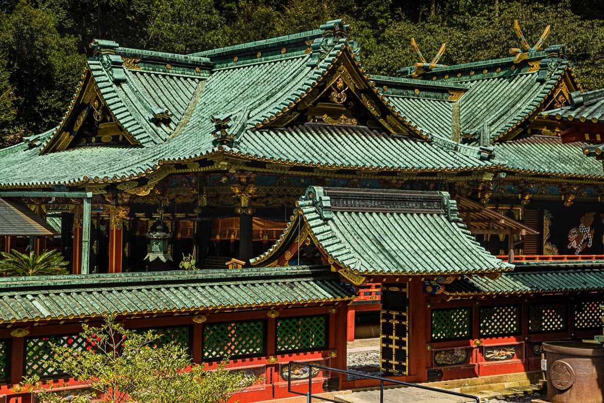 Kunozan Toshogu Shrine in Shizuoka, Japan. Die feuerfesten Metalldächer der Gebäude sind reich verziert / © Foto: Georg Berg