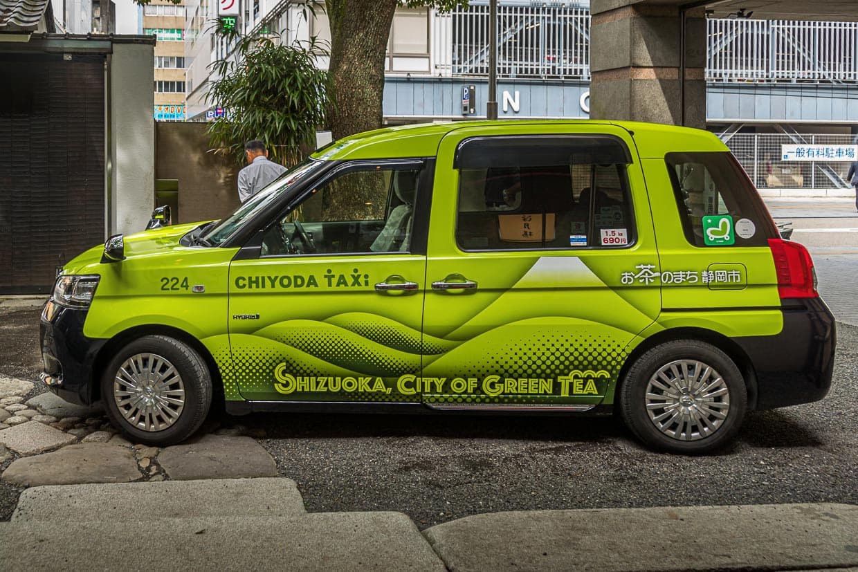 Shizuoka City of Green Tea! Den Mönch Shoichi Kokushi hätte gern gesehen, wie gut sein Plan aufgegangen ist. Wer in Shizuoka City in ein grünes Tee-Taxi steigt, kann sich sicher sein, dass der Fahrer den Weg raus zu den Teebauern und Degustationsmöglichkeiten kennt / © Foto: Georg Berg