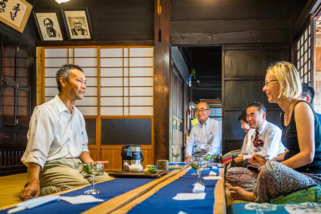 Auf der Teefarm Sansuien in den grünen Hügeln nahe Shizuoka City produziert Kiyomi Uchino hochwertigen und prämierten grünen Tee. Das Teehaus gehört zu den ältesten in der Region. Hier werden Tee-Zeremonien gehalten. Jede Führung über die Teeplantage beginnt mit einem Aufguss der besten Teesorten, einem Gebäckstück und der Geschichte des grünen Tees in Japan / © Foto: Georg Berg