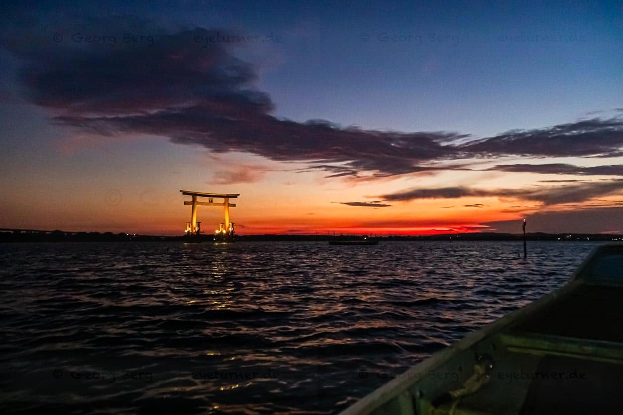 Auf dem Weg zu den südlichen Fanggründen des Lake Hamana fährt man auch an dem im Wasser stehenden Tor Bentenjima vorbei / © Foto: Georg Berg