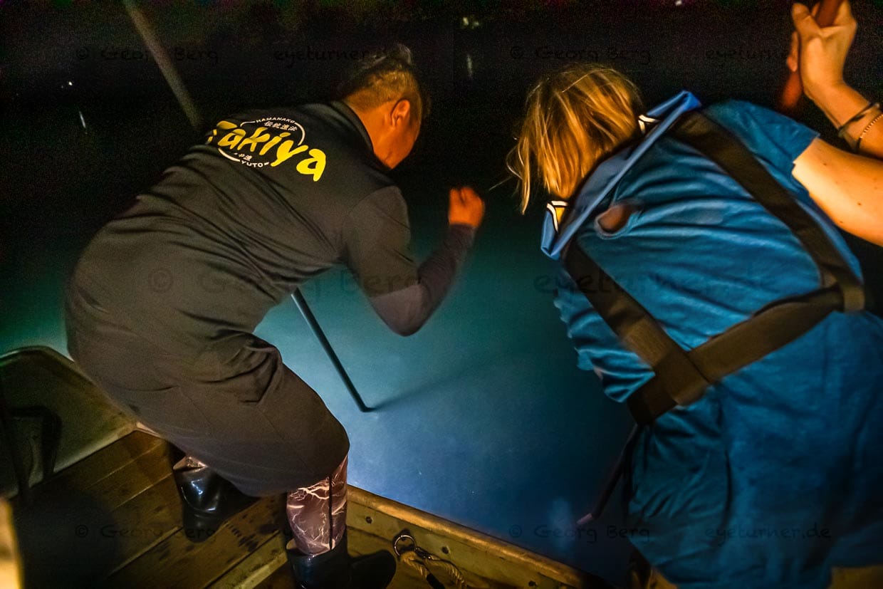 12 Zacken, zwei scharfe Augen und eine ruhige Hand. Das Boot ist in Bewegung, der Fisch oder Krebs ist es ebenfalls. Da heißt es antizipieren und sich mit Bedacht der Beute nähern / © Foto: Georg Berg