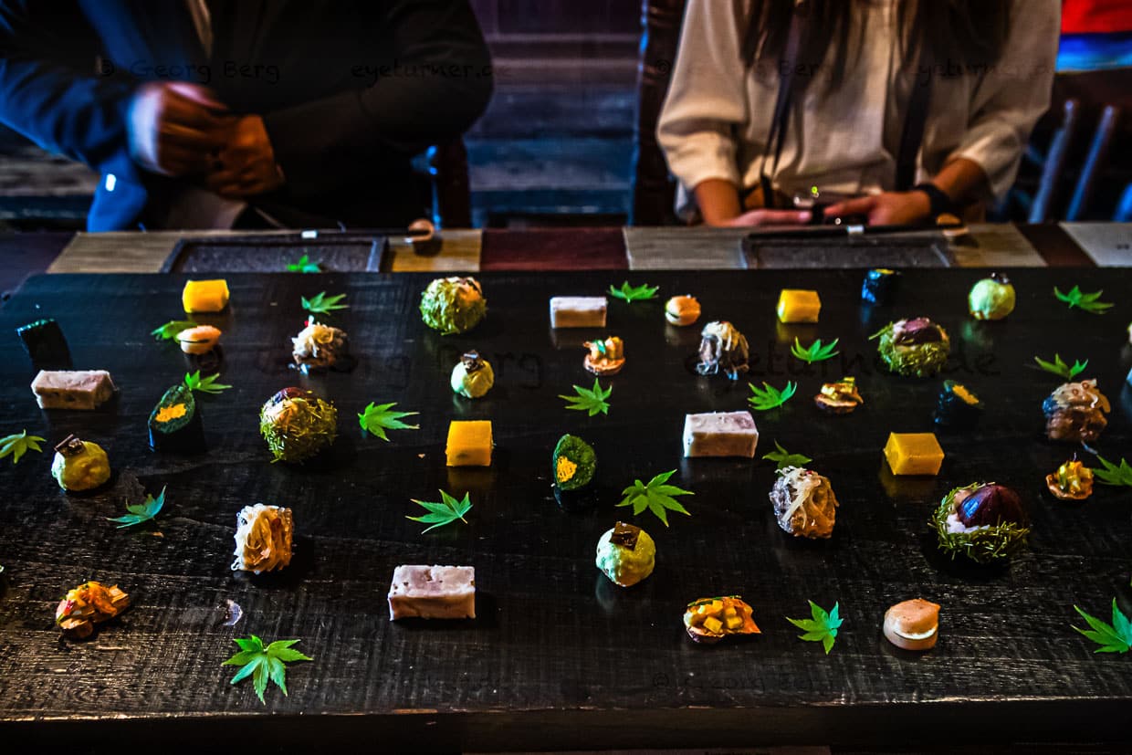 Tischplatte dekoriert mit herbstlichen Speisen im Restaurant Rakan. Ein Besuch bei Atsuko Kato wird von Gästen als unvergessliches Erlebnis mit hohem künstlerischem Anspruch und tiefem Bezug zur japanischen Tradition bewertet / © Foto: Georg Berg