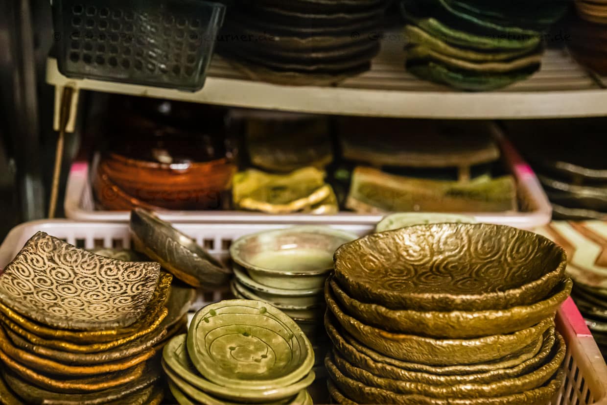 Geschirr des Keramikkünstlers Chihiro Kato. Im Restaurant Rakan verbindet Atsuko Kato in ihrer kulinarischen Philosophie die jahreszeitliche Schönheit der Umgebung mit handwerklich zubereiteten Speisen – oft serviert auf den Keramiken ihres Mannes. Motto: Ein Gefäß ist erst „vollendet“, wenn sich darin eine Speise befindet / © Foto: Georg Berg