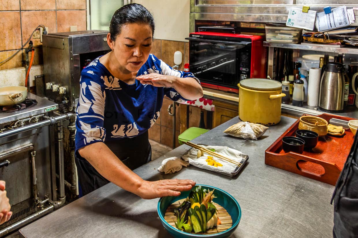 Atsuko Kato erklärt in ihrer Küche die Regeln der Moritsuke-Anrichtung in der Kaiseki-Küche. Sie  sind eine komplexe Mischung aus Ästhetik und praktischer Funktionalität, die darauf abzielt, den Speisen eine harmonische, naturnahe und einladende Präsentation zu verleihen / © Foto: Georg Berg