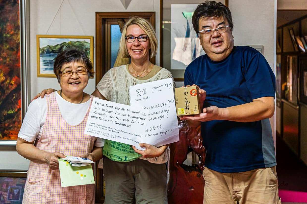 Mittels einer auf japanisch hingeschriebenen Frage nach einem freien Zimmer begann unser mehrtägiger Aufenthalt im Ryokan Izu Makiba. Denn auch auf englisch war eine Verständigung unmöglich. Bei der Abreise überreichte uns Hiroto mit einem Augenzwinkern ein schriftliches Gegenstück und einen Glücksbringer / © Foto: Georg Berg