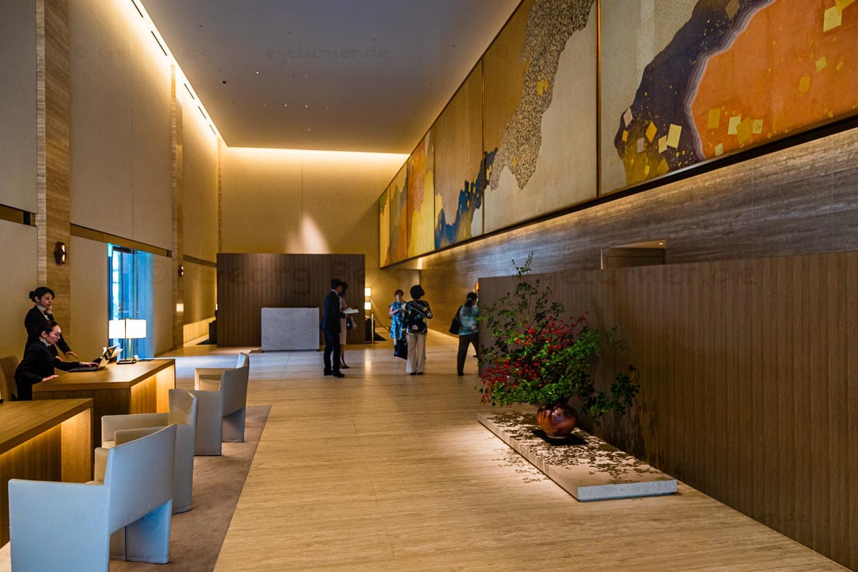 Riesige Ornamente aus japanischen Papier - der Wandschmuck aus dem alten Ballsaal Heiannoma, wurde gereinigt und am neuen Standort recycelt / © Foto: Georg Berg