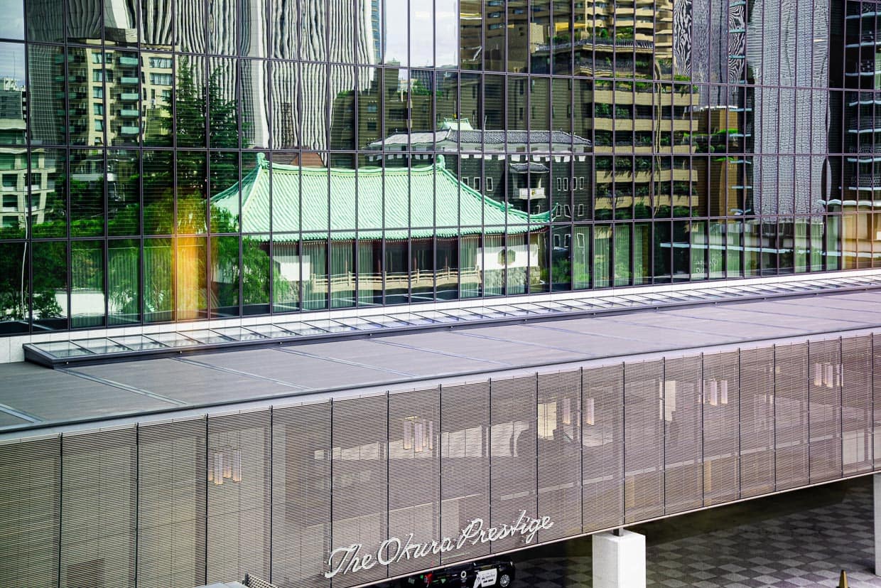 Skyline von Tokio im Spiegel des Okura Hotels / © Foto: Georg Berg
