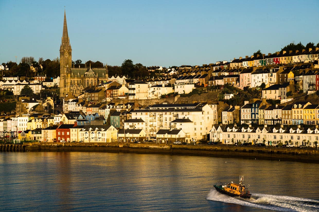 Das Boot des Lotsen begleitet die Fähre in der Bucht von Cork / © Foto: Georg Berg