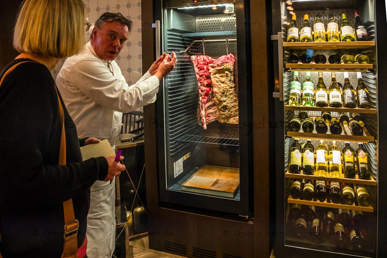 Aged to perfection - Im Eingangsbereich zum Restaurant kommen alle Gäste an den Dry Aging Kühlschränken vorbei / © Foto: Georg Berg