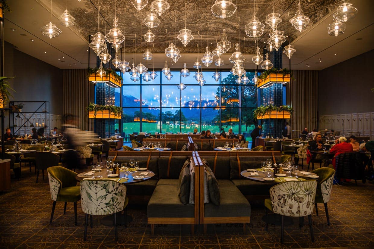 Restaurant mit Aussicht. Und wenn es dunkel wird und die Schlucht von Dunloe von der Nacht geschluckt wird, dann bietet das Restaurant mit einer Deckenhöhe von 6 Metern, einer imposanter Beleuchtung und ausgefallenen Interieur-Ideen viele Blickfänge / © Foto: Georg Berg