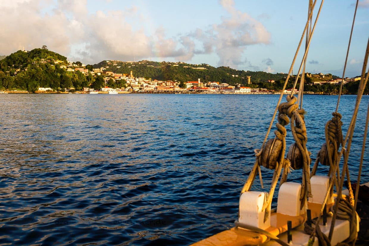 Regenbogen über dem Staatsgefängnis der Karibikinsel Grenada / © Foto: Georg Berg