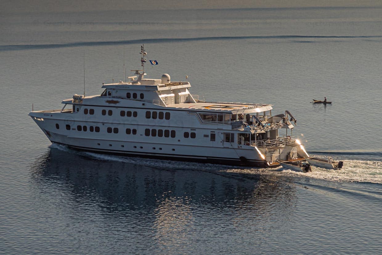 Die Flagge Bougainvilles weht am Mast der australischen Mega-Yacht True North unterwegs in den Gewässern von Papua Neuguinea / © Foto: Georg Berg