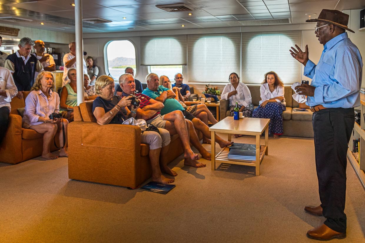 Bougainvilles Vize-Premierminister Raymond Masono informiert die Passagiere der True North aus erster Hand über das Ergebnis des Referendums zur Unabhängigkeit / © Foto: Georg Berg