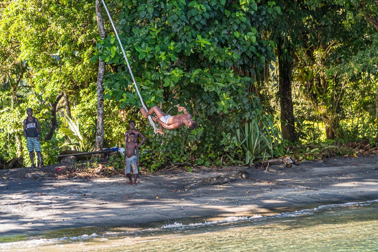 Mit Improvisationstalent und einem im Strandgut gefundenen Schiffstau überbieten sich die Jugendlichen beim kunstvollen Sprung ins Wasser / © Foto: Georg Berg
