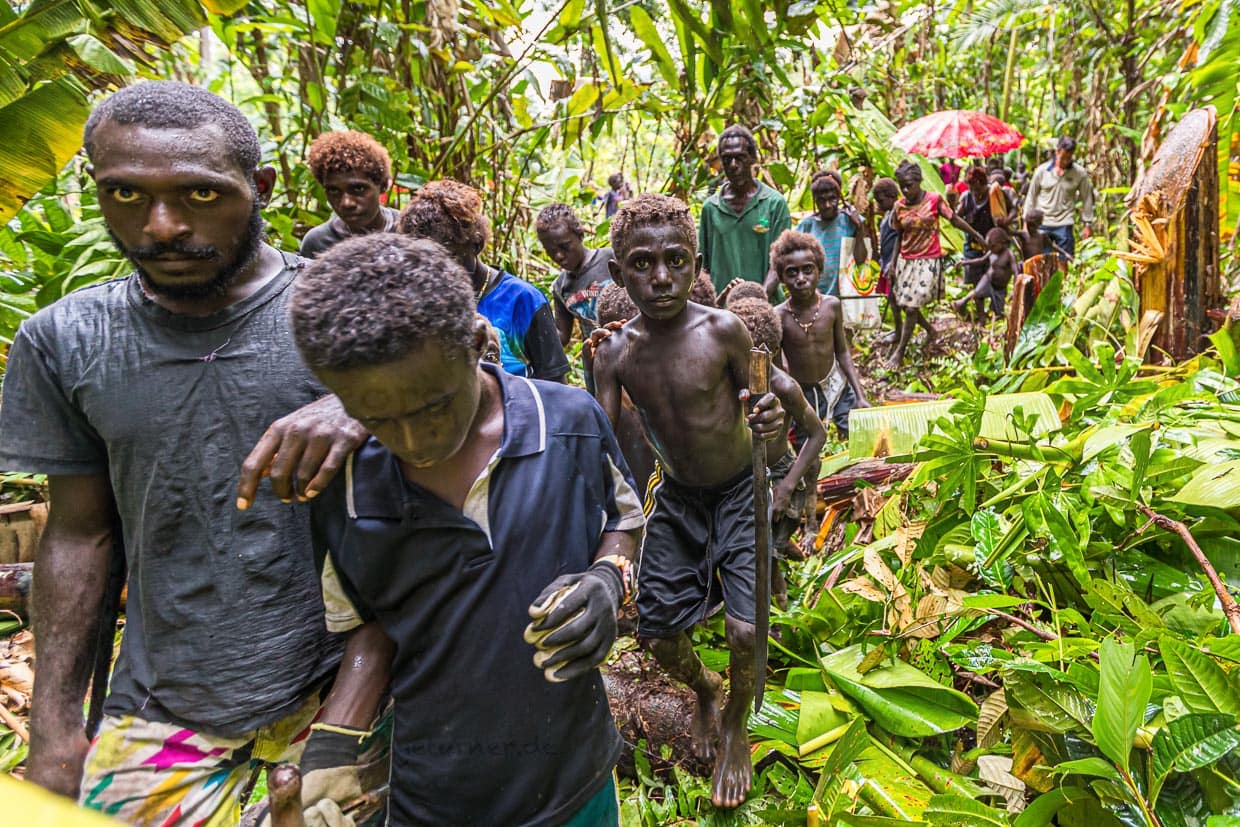 Mehr als hundert Menschen sind zwei Stunden lang zur Yamomoto-Absturzstelle gelaufen / © Foto: Georg Berg