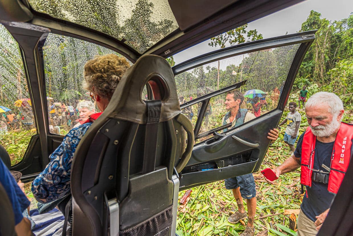 Wir besteigen den Hubschrauber für den Rückflug, bevor das Wetter noch schlechter wird / © Foto: Georg Berg