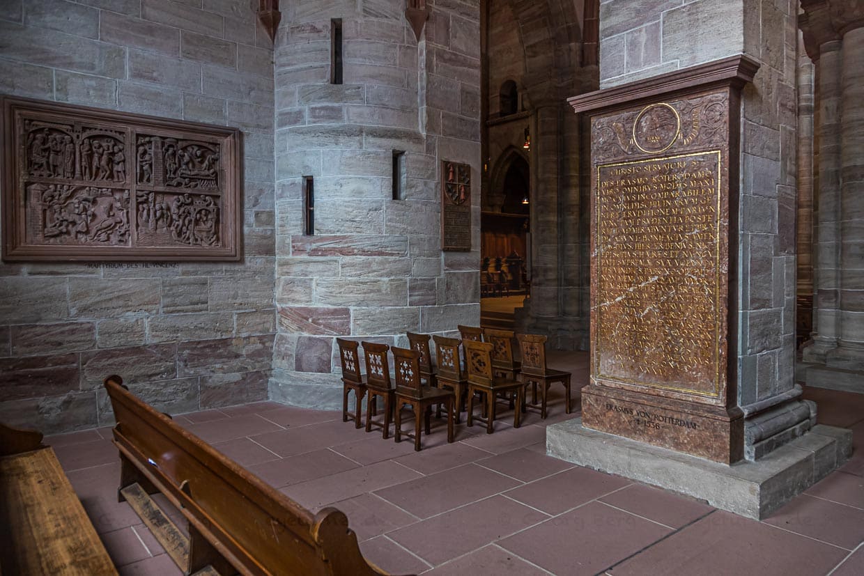 Das Epitaph über dem Grab Erasmus von Rotterdams würdigt die Verdienste des Humanisten / © Foto: Georg Berg
