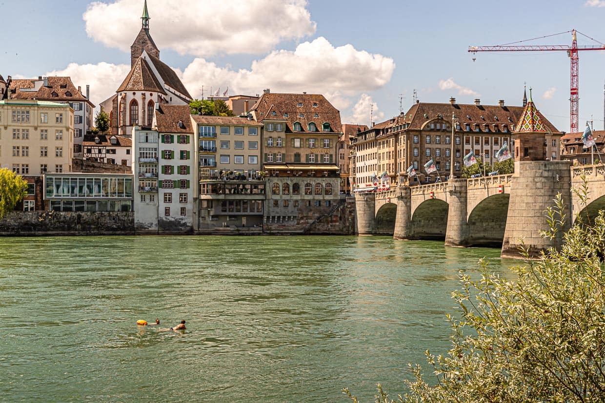 Am Rheinufer mit Blick auf die Altstadt lässt es sich gut aushalten / © Foto: Georg Berg