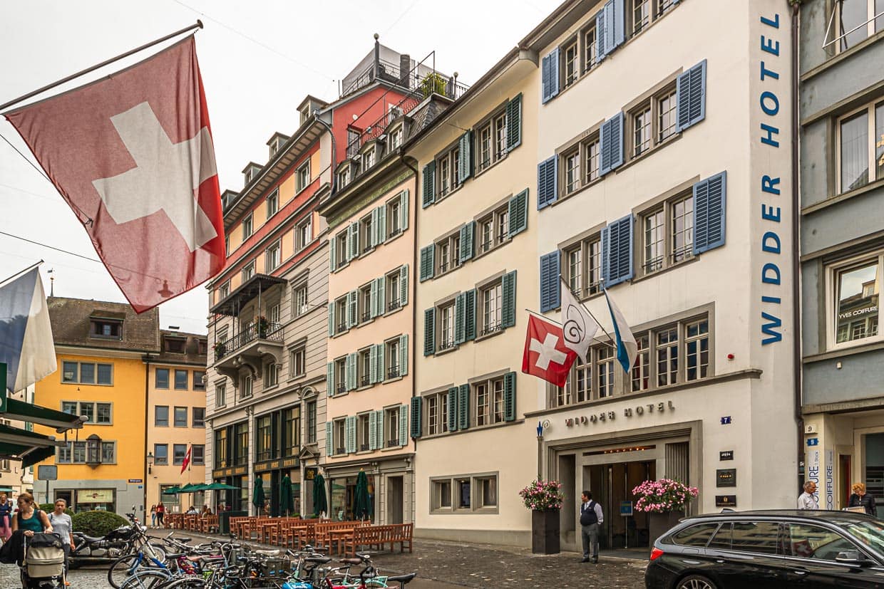 Das Hotel Widder in der Renngasse. Alte Fassade mit luxuriösem Kern. Was von außen wirkt, wie benachbarte Altbauten, ist in Wahrheit ein hochmodernen Neubau / © Foto: Georg Berg