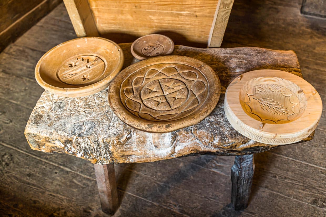 Es gibt Holzstempel mit dem Wappen von Erschmatt. Mit Schwert und dem Patron St MIchael, einem Stern, den Bergen und ein Kleeblatt / © Foto: Georg Berg