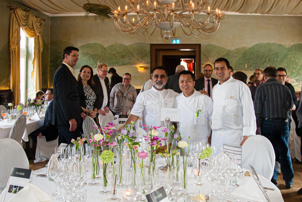 Michelin-Sternekoch Vineet Bhatia (l.) mit zwei Kollegen / © Foto: Georg Berg