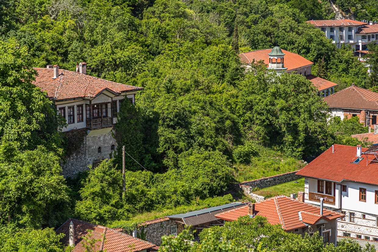 Mit 160 Einwohnern gilt die Stadt Melnik als die kleinste Stadt Bulgariens. Die Häuser sind von der Architektur des bulgarischen Wiedergeburtsstils geprägt mit auskragenden Wohn-Obergeschossen und einer darunter liegenden Etage, in der der Wein bei gleichbleibend kühler Temperatur reifen kann / © Foto: Georg Berg
