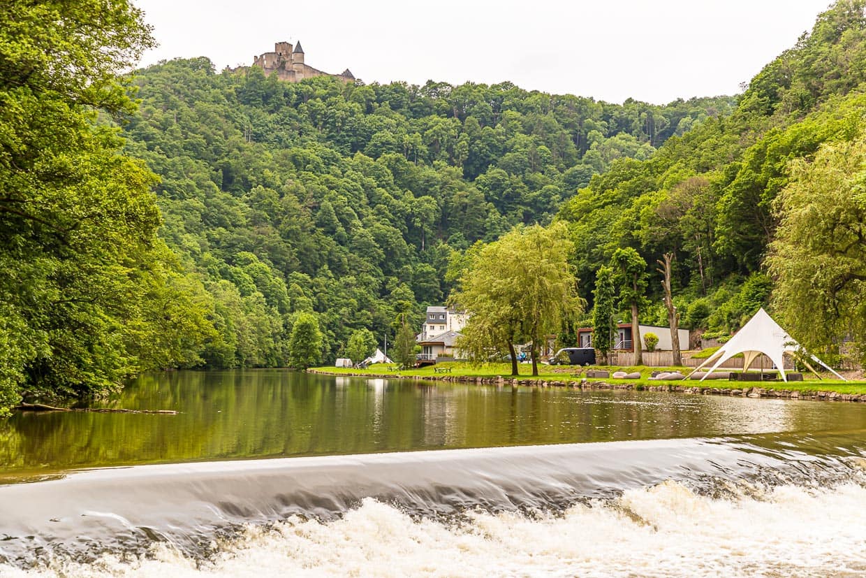 Startpunkt der Tagesetappe ist Bourscheid-Moulin. Am Fluss Sauer gibt es verschiedenen Unterkunftsformen. Vom Hotel über Cottage-Suite mit Flussblick bis zum Campingplatz. Nur die Burg von Bourscheid ist nicht mehr bewohnt / © Foto: Georg Berg
