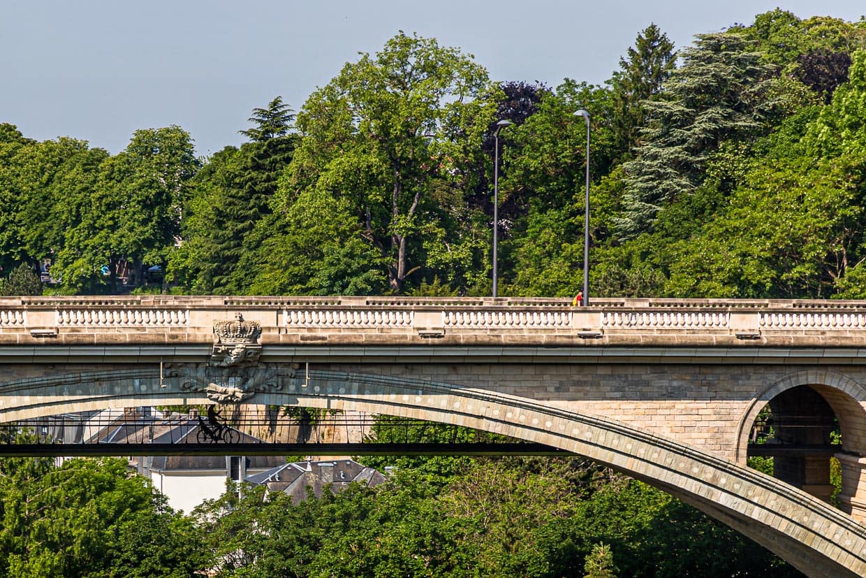 Die Adolphe Brücke, erbaut 1903, ist bis heute eine der größten Steinbogenbrücken der Welt. 2017 wurde sie um eine vier Meter breite, zweite Ebene für Radfahrer und Fußgänger erweitert / © Foto: Georg Berg