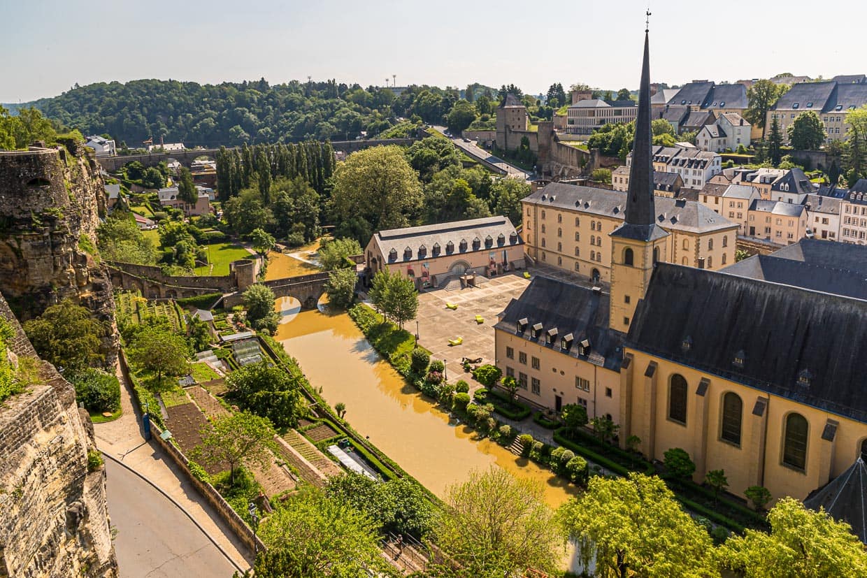 Abtei Neumünster am Ufer der Alzette im Ortsteil Grund. Auf dem Hof moderne Sitzskulpturen. Auf den Terrassen entlang der alten Befestigungsmauer wird auch Wein angebaut / © Foto: Georg Berg