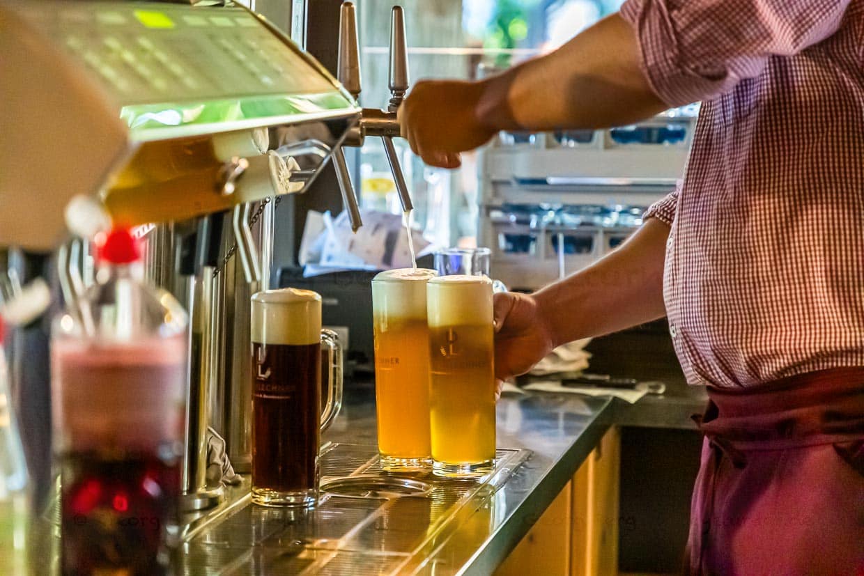 Ausschank im Pfefferlechner. Die Hausbrauerei braut verschiedene Biere. Vom Pfeffer Hell bis Pfeffer Schwarz. Vom Kastanien Bier bis zum Pale Ale. Neueste Kreation ist ein alkoholfreies Bier. Das erste aus Südtirol / © Foto: Georg Berg