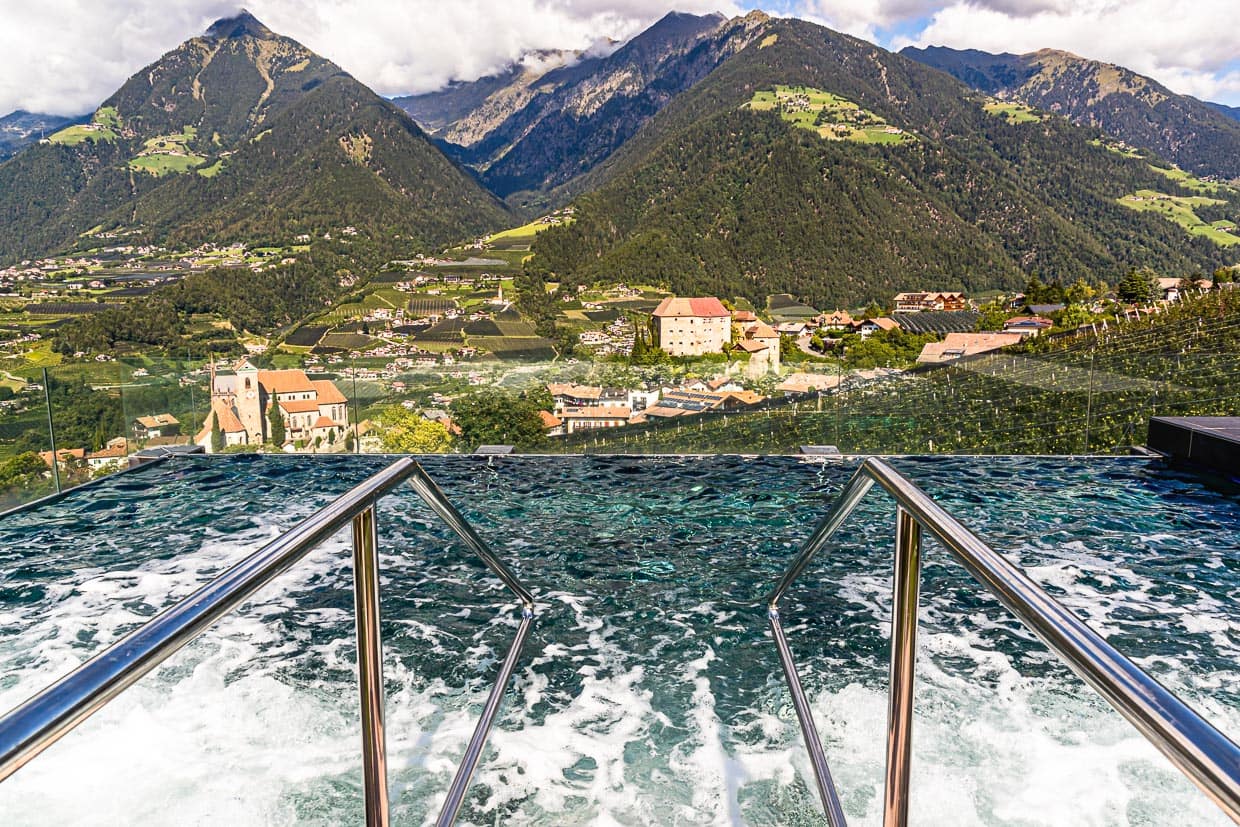 Thermalbecken im Wellnessbereich auf dem Dach des Hotels Hohenwart mit weitem Blick auf die Landschaft um Schenna in Südtirol / © Foto: Georg Berg