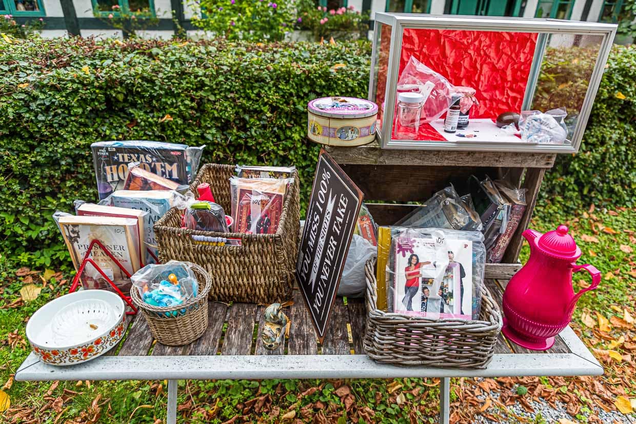 Loppemarked - der Flohmarkt wird auf Fyn und den Nachbarinseln hoch gehalten. Bücher sind vorsichtshalber in Folie verpackt, denn das Wetter kann hier an der Küste schnell umschlagen / © Foto: Georg Berg