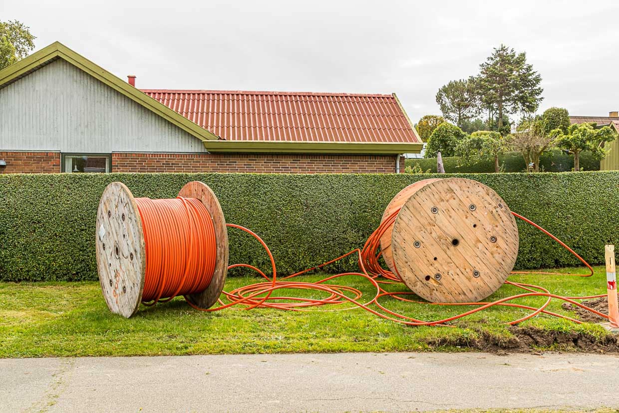 In Tullebölle steckt mehr Fortschritt, als der Name es vermuten lässt. Glasfaserkabel werden in dem verschlafenen Ort an jedes Haus gelegt / © Foto: Georg Berg