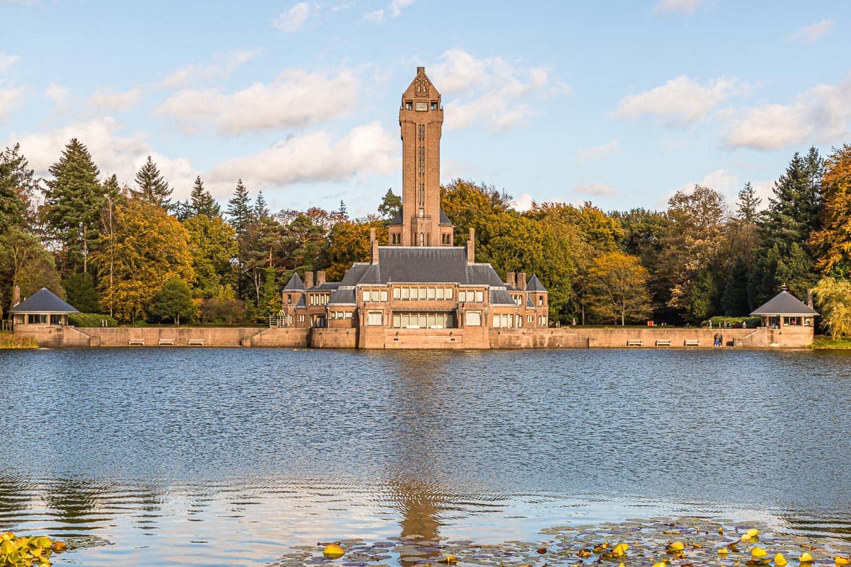 Das Jagdhaus Sankt Hubertus der Familie Kröller-Müller liegt mitten in der Hoge Veluwe. Wild war hier schon immer ein großes Thema. Heute werden die umliegenden Restaurants mit dem Parkwild versorgt / © Foto: Georg Berg