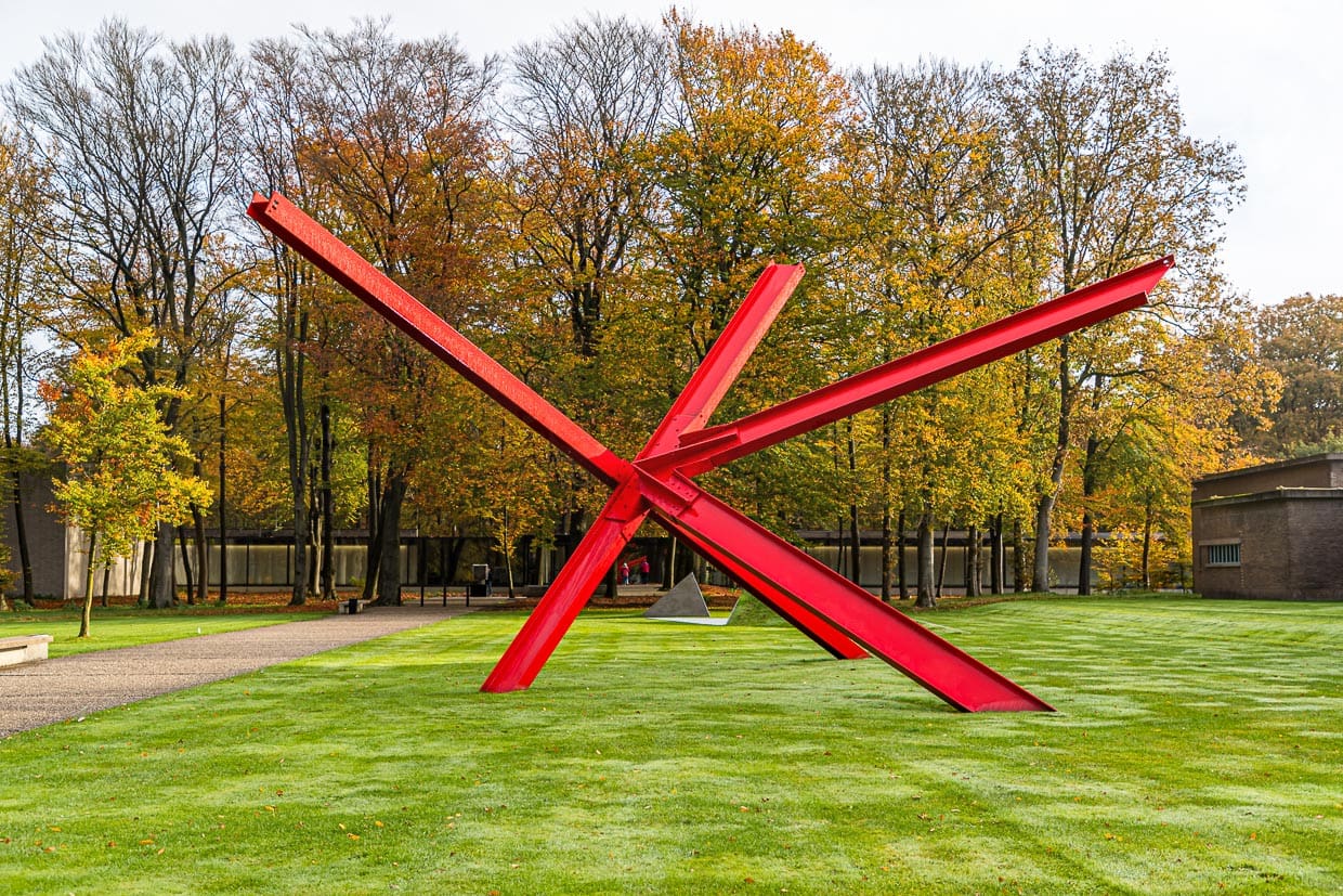 K-piece (1972) von Mark Di Suvero vor dem Kröller-Möller Museum / © Foto: Georg Berg