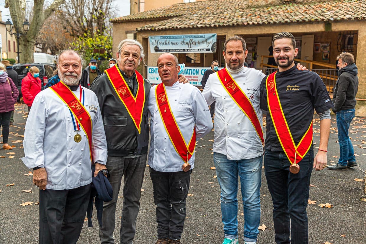 Der erste Trüffelmarkt der Saison lockt auch die Profis an. Vertreter der französischen Escoffier Vereinigung auf dem Trüffelmarkt in Aups / © Foto: Georg Berg