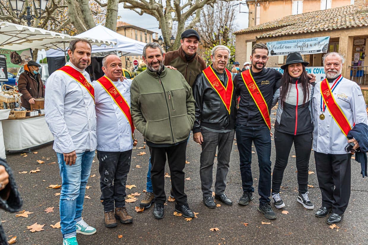 Ein Festtag für Gourmets. Die Trüffelsaison beginnt Anfang Dezember. Vertreter der französischen Escoffier Vereinigung und Familie de Santos, einer der größten Trüffelzüchterdynastie aus der Region Aups / © Foto: Georg Berg