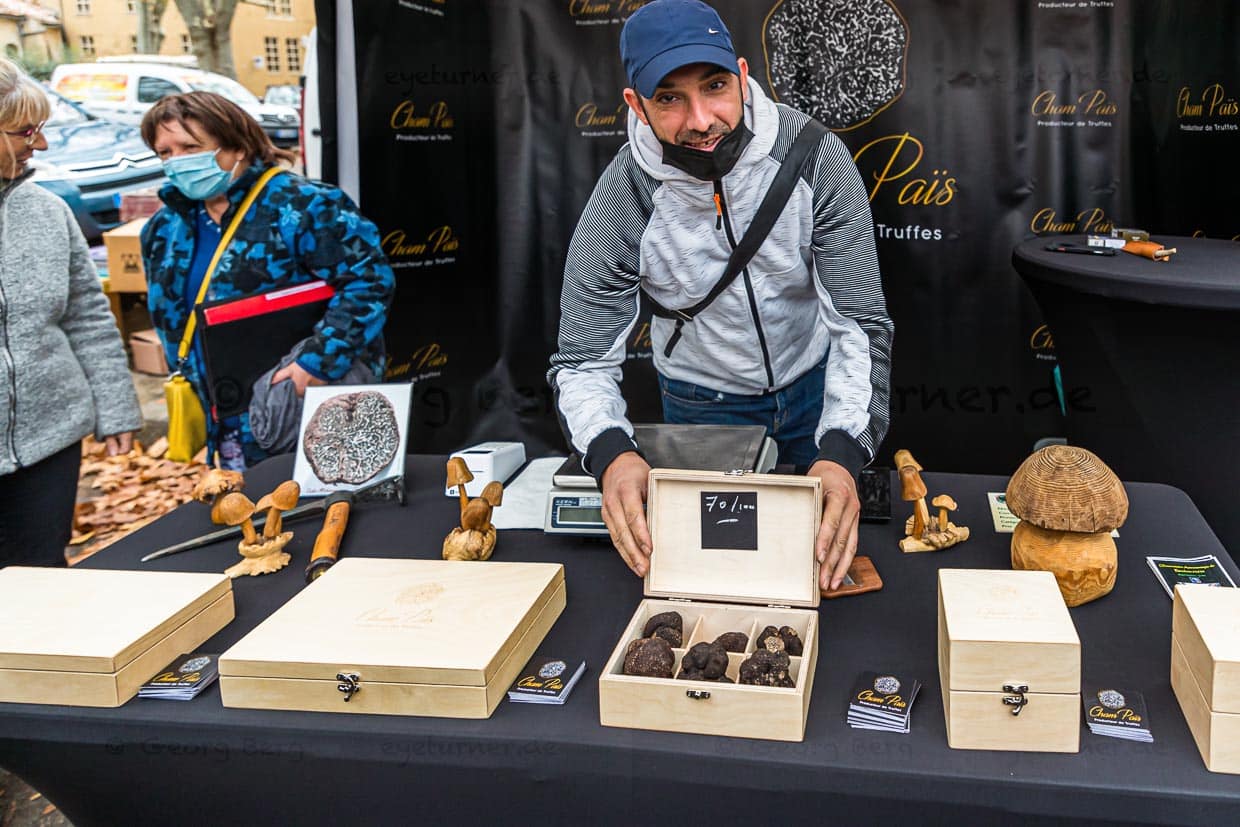 Die schönsten und größten Exemplare kommen bei diesem Händler in feine Holzboxen / © Foto: Georg Berg