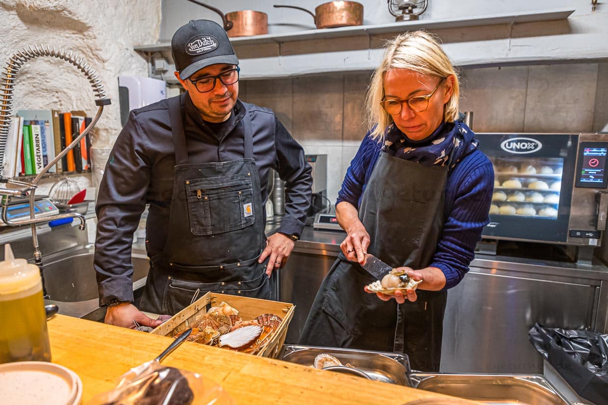 Unter den Augen von Küchenchef Alexandre Dimitch im Restaurant Saint Marc in Aups löst Angela Berg eine Jakobsmuschel aus. Es ist die Vorarbeit für einen Trüffelklassiker / © Foto: Georg Berg