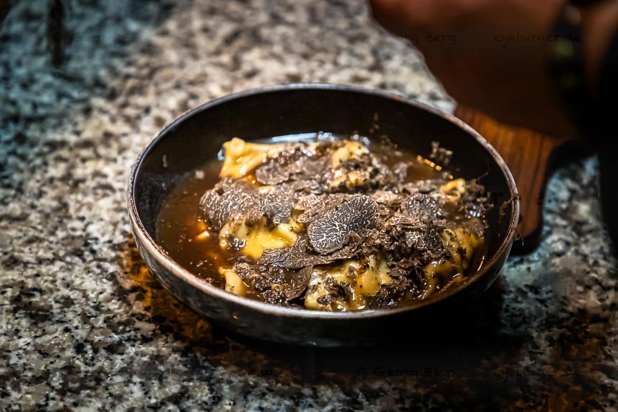 Im Trüffelparadies. Auch wenn in diesem Gericht nun die Farbe schwarz dominiert. Geschmacklich ist es eine Wucht und ein echter Trüffel-Boost / © Foto: Georg Berg