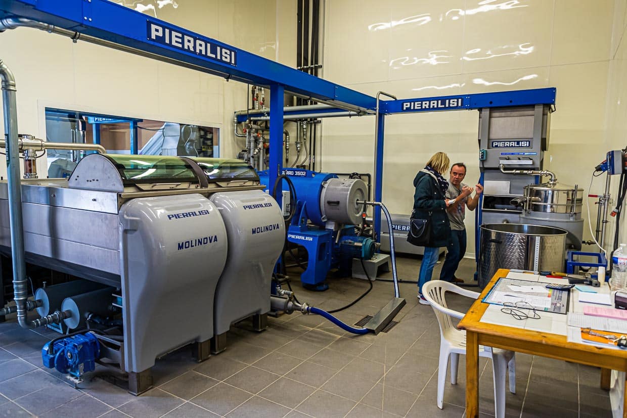 Das Herzstück der Olivenölproduktion bei Taurenne. Es ist laut, denn in der Schlagmühle werden gerade die Oliven zerkleinert. In der anschließenden Malaxation wird der Olivenbrei geknetet. Von all dem ist nichts zu sehen, denn Sauerstoffeintrag soll möglichst vermieden werden / © Foto: Georg Berg